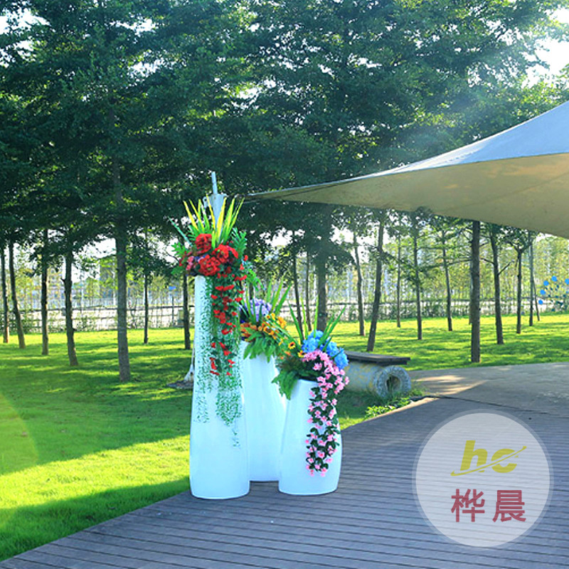 組合玻璃鋼花盆裝扮青海西寧高檔寫(xiě)字樓優(yōu)雅環(huán)境